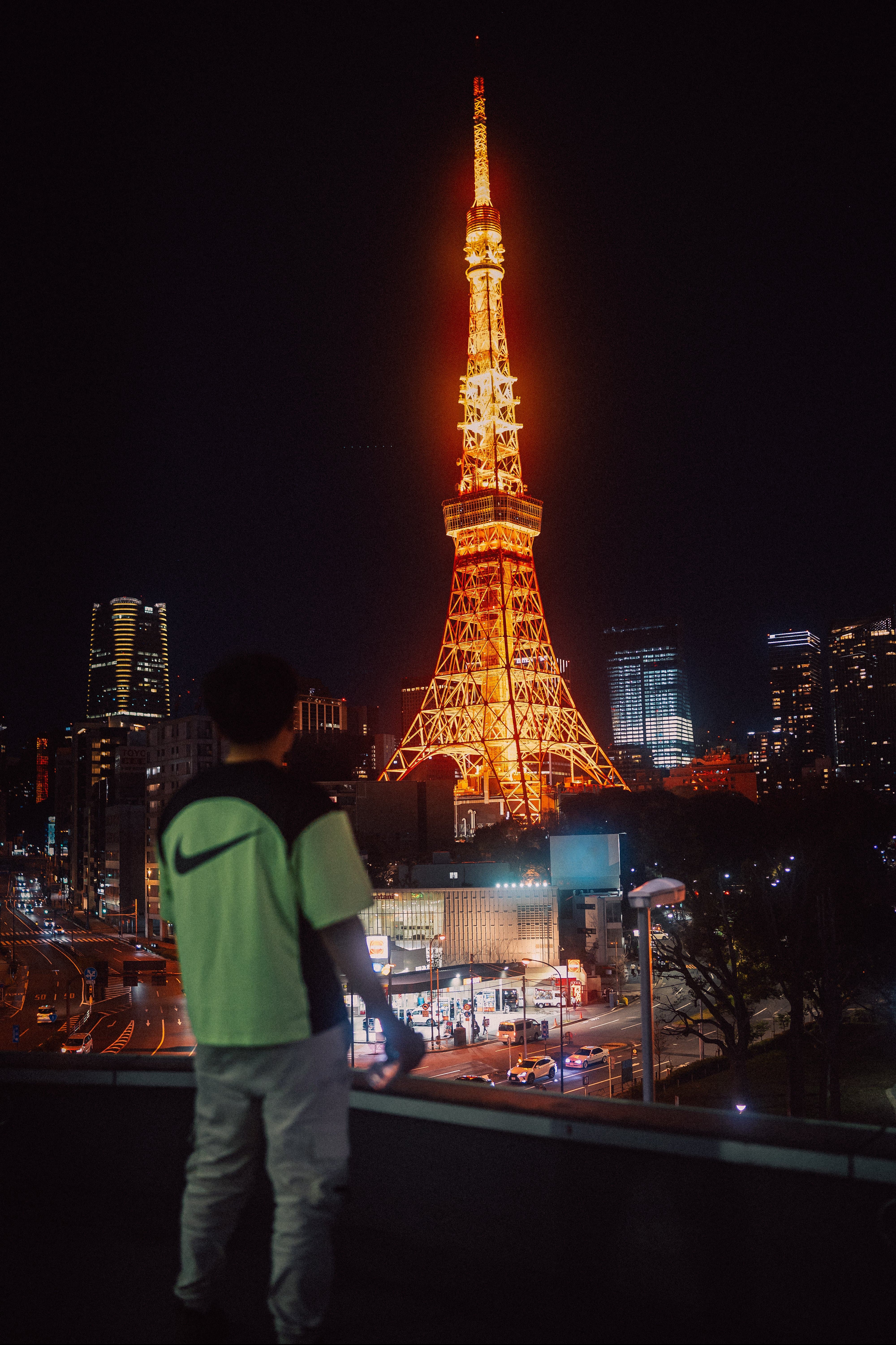 Série nocturne autour de Tokyo, entre architecture lumineuse et silhouettes